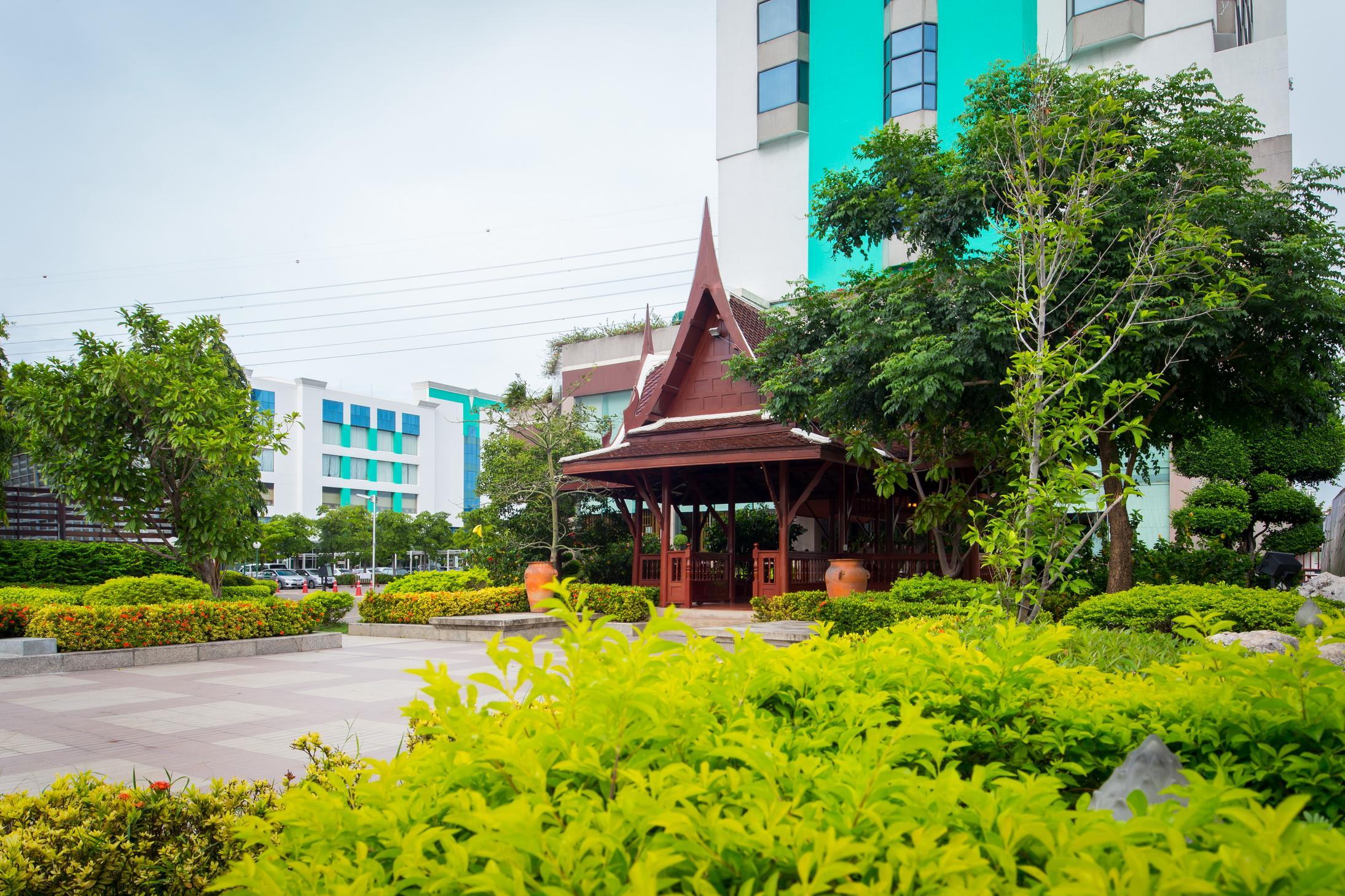 Ramada By Wyndham Bangkok Chaophya Park Hotel Exterior foto