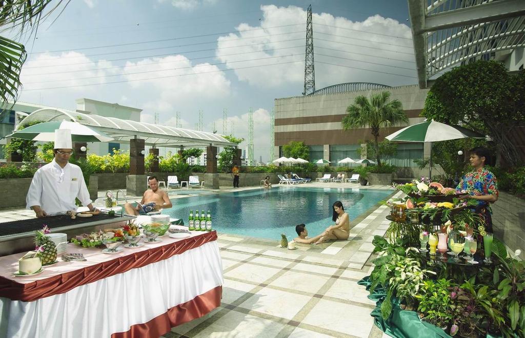 Hotel Ramada By Wyndham Bangkok Chaophya Park Exterior foto