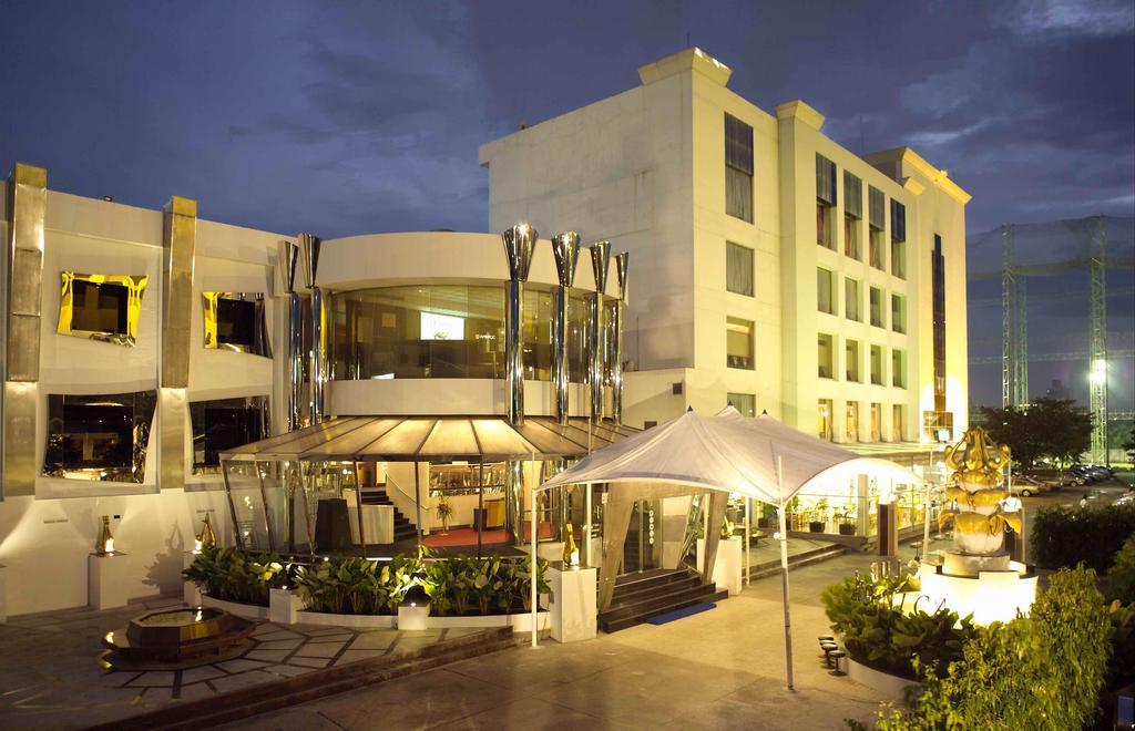 Hotel Ramada By Wyndham Bangkok Chaophya Park Exterior foto